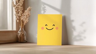 黄色笑脸卡片摆放在室内