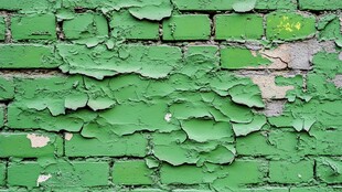 剥落绿漆的老旧砖墙