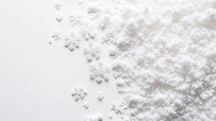 冬日雪花散落纯净美景