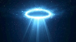 蓝色光晕星空中的神秘圆环