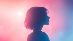 梦幻光影下的女性侧影