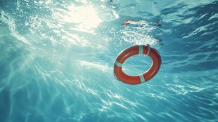 水下漂浮的红色救生圈