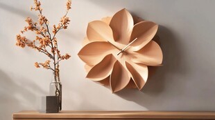 花朵造型时钟搭配瓶中花枝