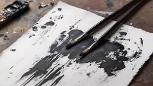 水墨笔触与画笔的艺术场景