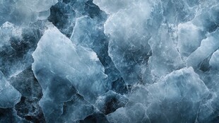 蓝色碎冰块纹理特写