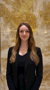 职业女性优雅姿态展示