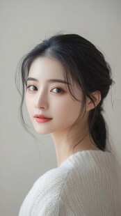 温婉长发女子的优雅瞬间