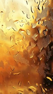 金色玻璃上的晶莹水珠