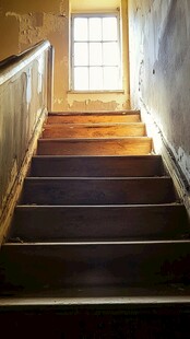 老旧楼梯通向明亮之窗