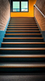 明亮楼道里的多彩阶梯