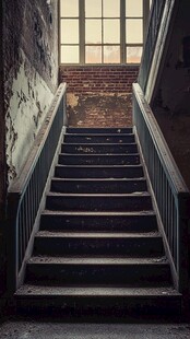 破旧楼梯通向明亮窗口