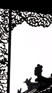 中式窗棂下的古建筑剪影