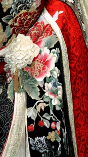 精美中式刺绣华服细节