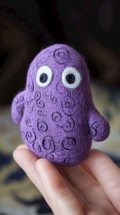 紫色毛绒大眼小玩偶