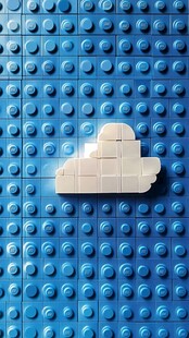 蓝色积木上的白色云朵造型