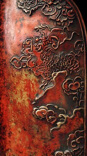 红底浮雕麒麟祥云纹饰