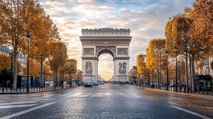 秋日巴黎凯旋门壮丽景象