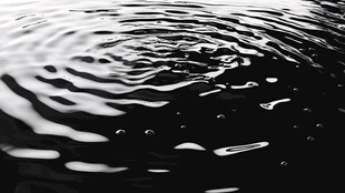 黑白水波涟漪特写画面
