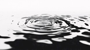 黑白水波涟漪特写