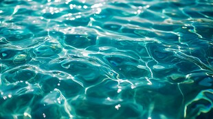 波光粼粼的清澈水面