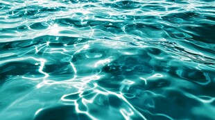 碧波荡漾的清澈水面