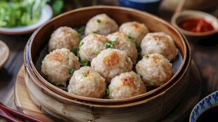 竹笼蒸制的美味糯米肉丸
