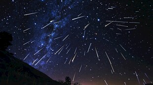 夜空中绚烂的流星雨景观