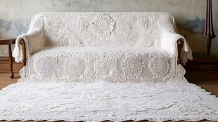 纯白蕾丝沙发与地毯装饰