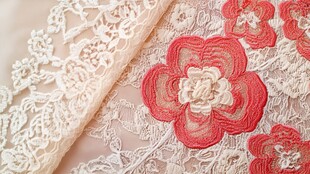精致蕾丝面料上的艳丽花朵