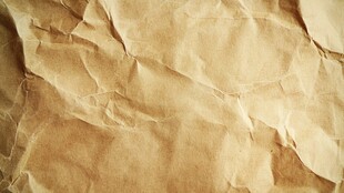 皱巴巴的牛皮纸纹理特写