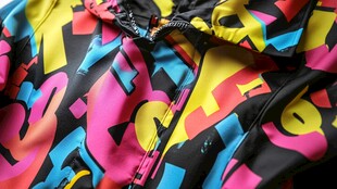 多彩字母印花时尚连帽衣