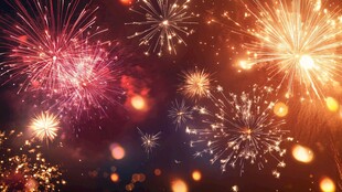 绚丽烟花点亮璀璨夜空