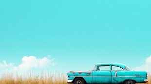 蓝天下的复古汽车