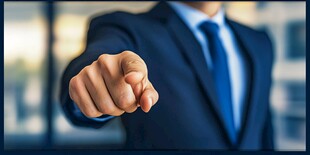 商务人士指向前方