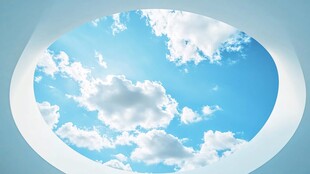 透过圆框看蓝天与白云