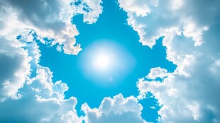 阳光穿透云层的美丽天空