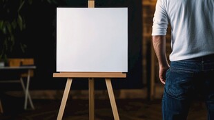 画家凝视空白画布