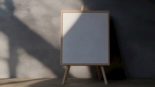 空白画板置于光影墙面旁