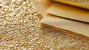 金色闪光面料与叠放布料