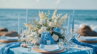 海边浪漫蓝白色系婚礼餐桌