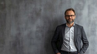 商务男士靠墙而立