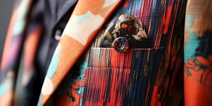 多彩西装的精致口袋巾