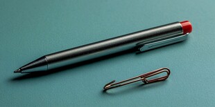 金属钢笔与回形针静物图