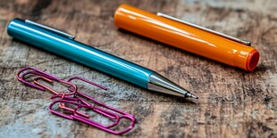 多彩文具置于木质桌面上