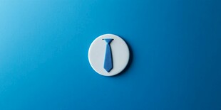 蓝色背景上的领带徽章