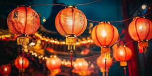 红灯笼点亮传统夜景