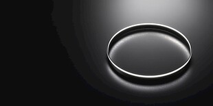 简约金属圆环静物特写