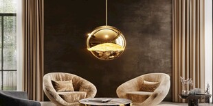 奢华客厅中的金属球形吊灯