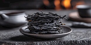 堆叠的干茶叶与茶具