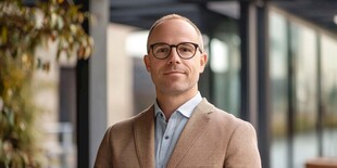 商务男士户外自信肖像照